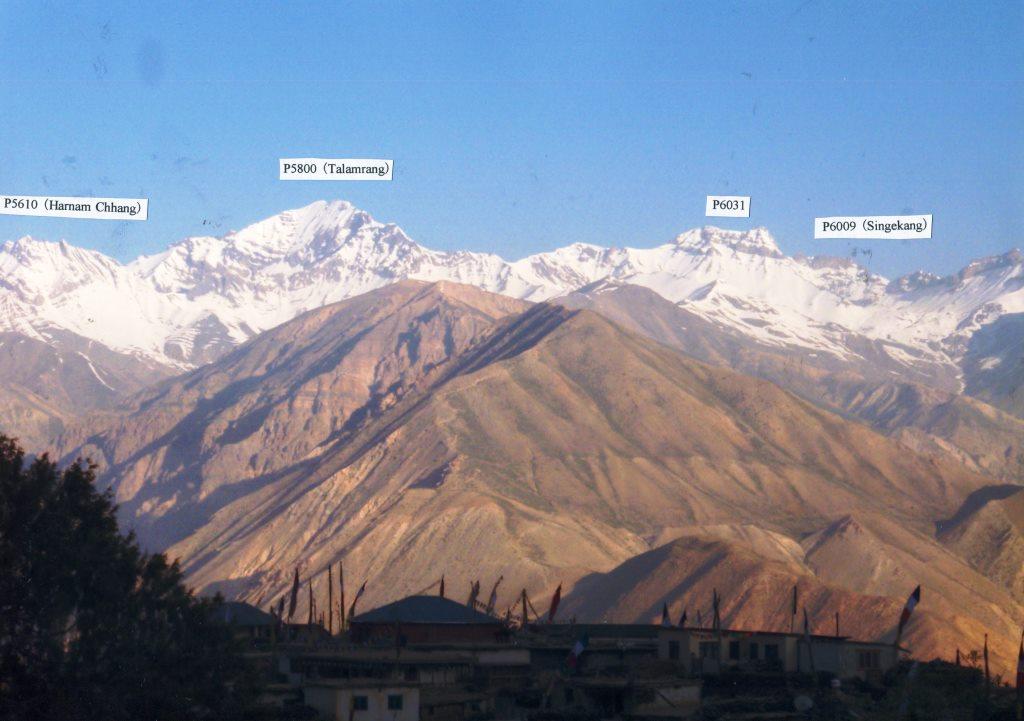 Nako 対岸の西方の連山