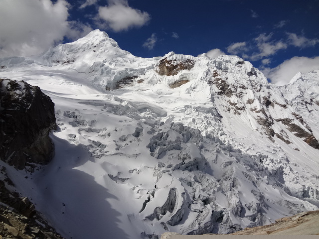 トクヤラフ峰（6035m）モレナキャンプにて