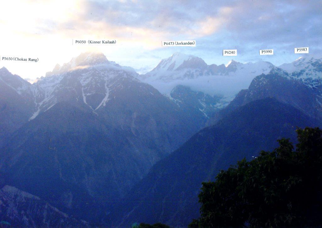 朝焼けの Kinner Kailash 山塊